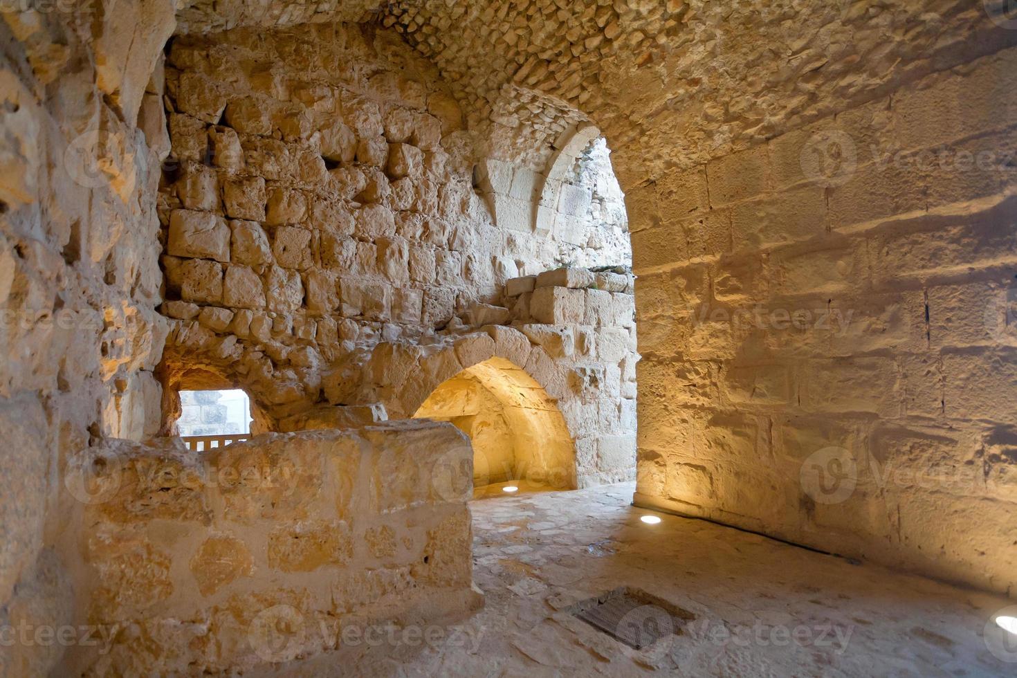 inre rum i i medeltida ajlun slott, jordan foto