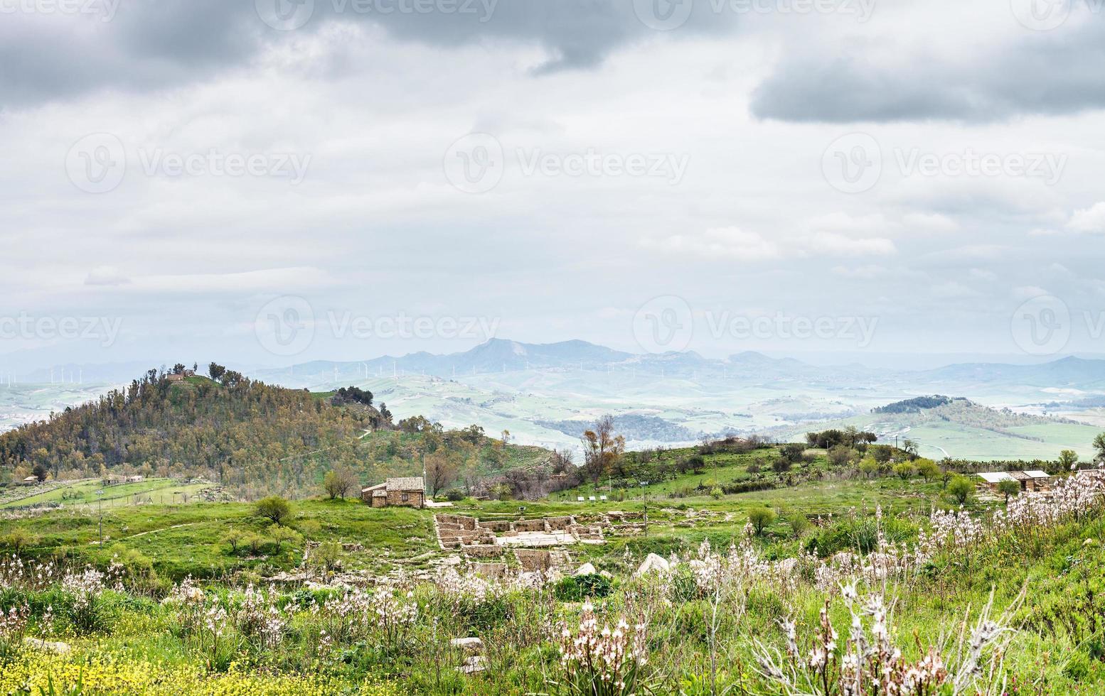 landskap med morgantina lösning i sicilien foto