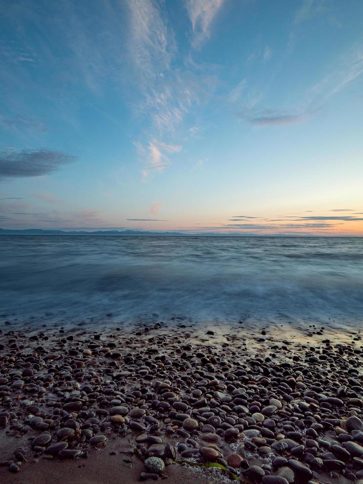 stenig strand i vancouver vid solnedgången foto