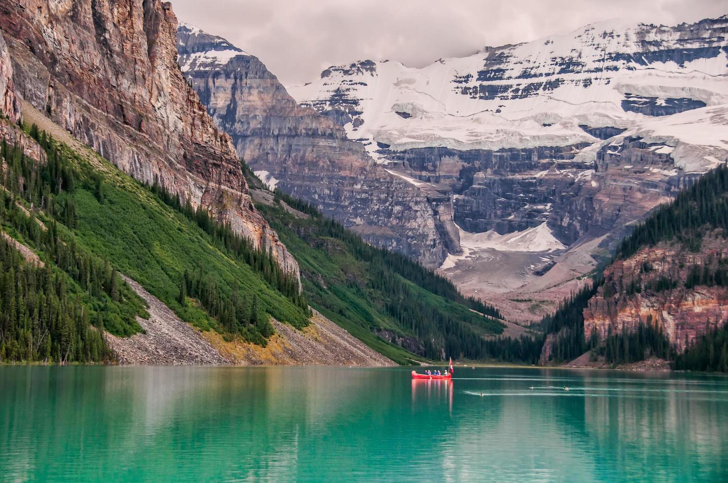 rött båt i sjön i banff nationalpark foto