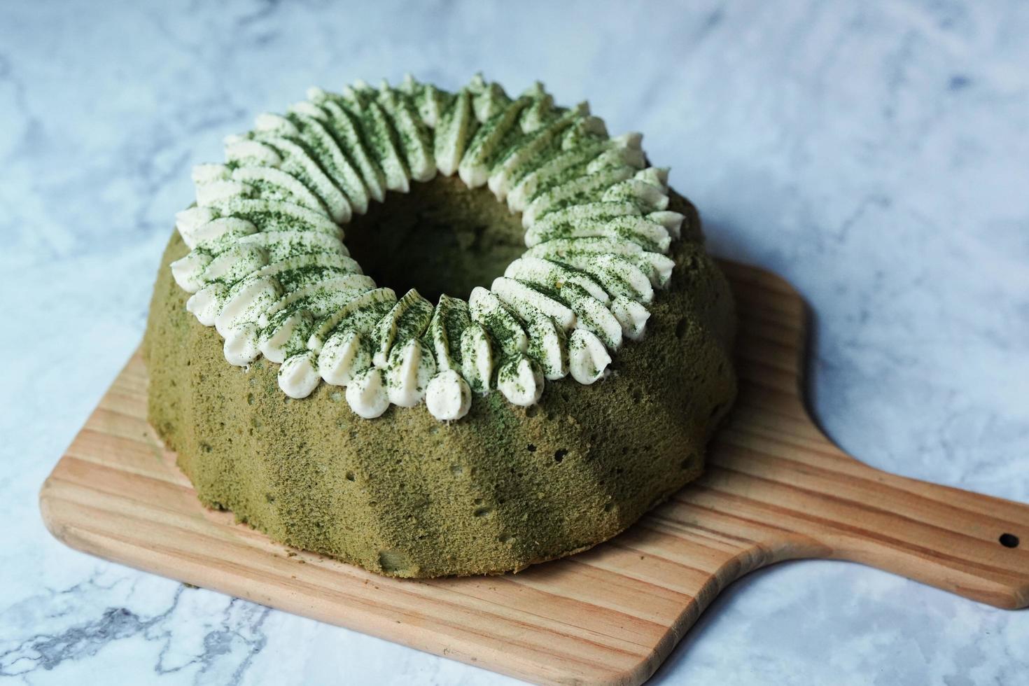 matcha bundt cake på träplatta foto