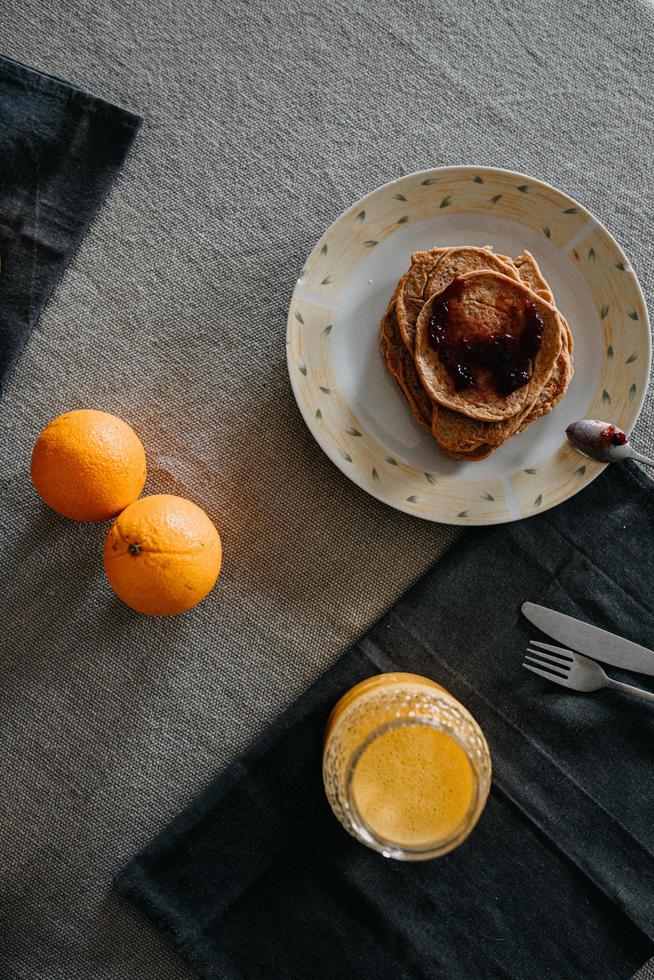 bröd med sylt och frukter till frukost foto