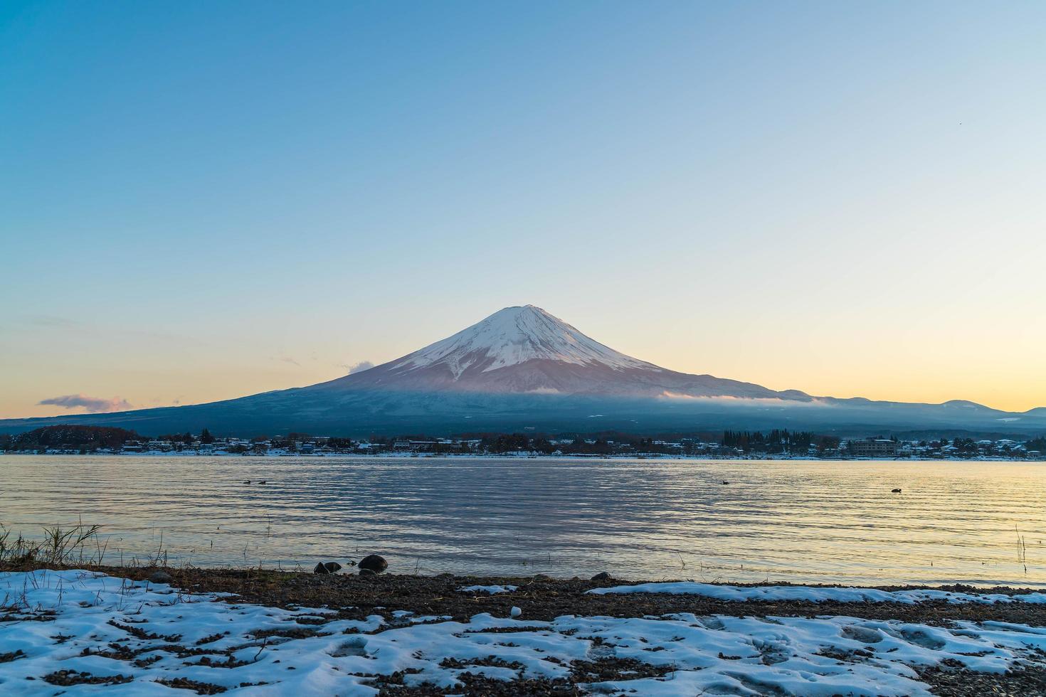 montera fuji i japan vid sjön kawaguchi foto