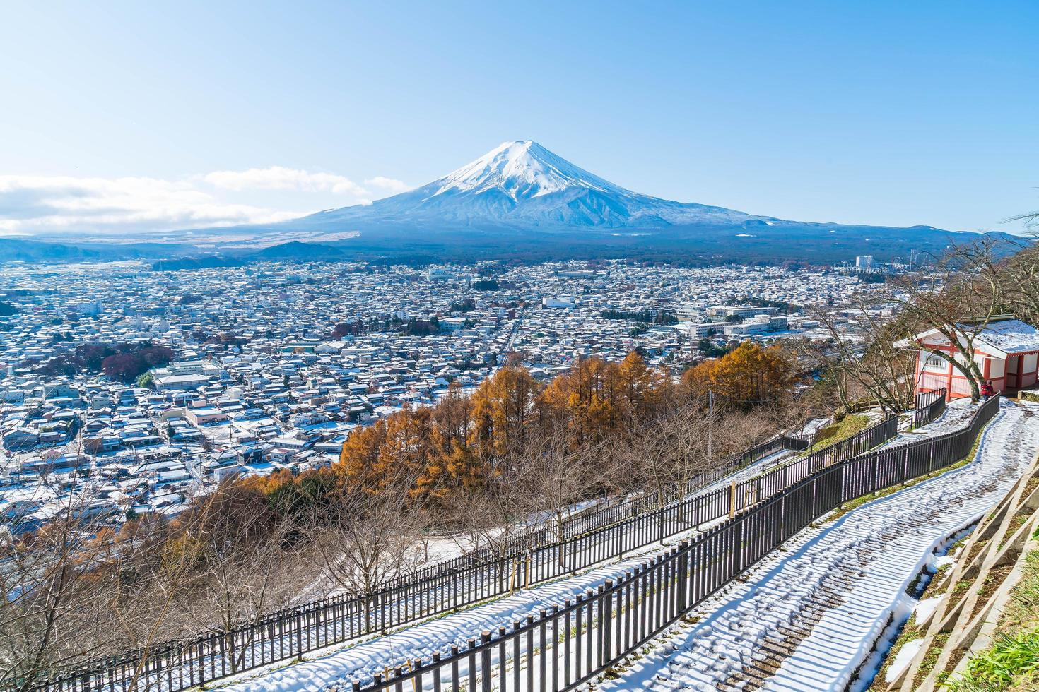 staden fujikawaguchiko framför berget fuji foto