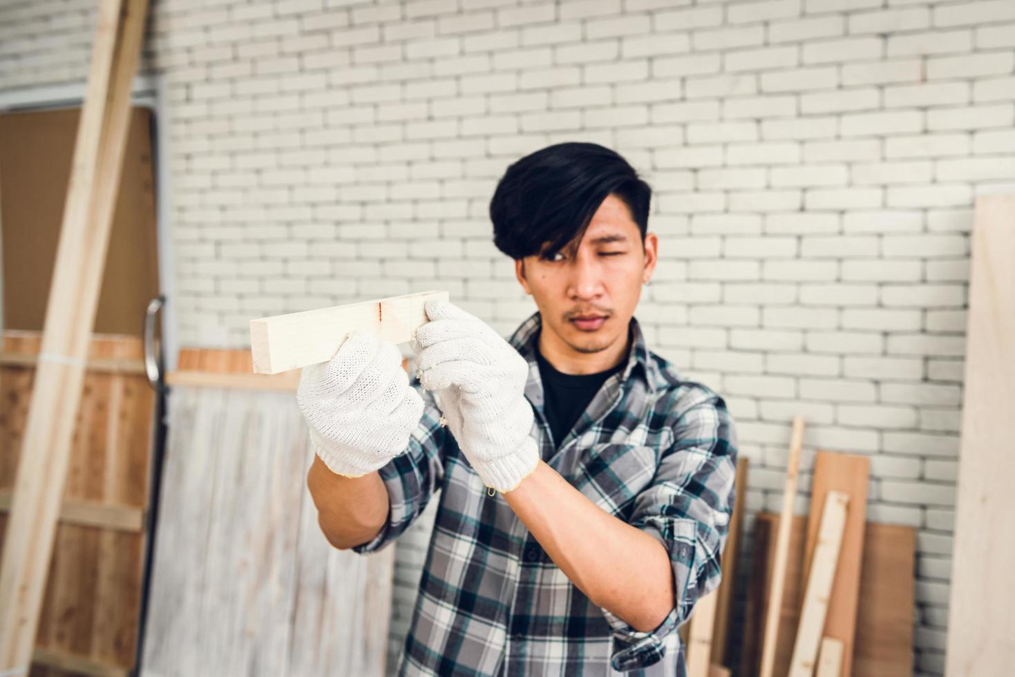 en snickare kontrollerar sitt arbete på en konstruktionssyn foto