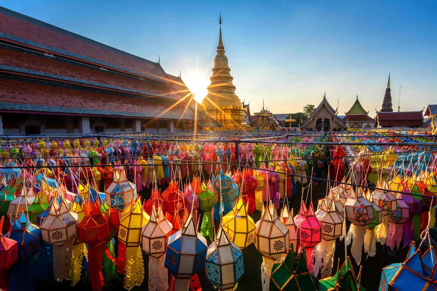 färgglada lyktor nära buddhisttempel i lamphun, Thailand. foto