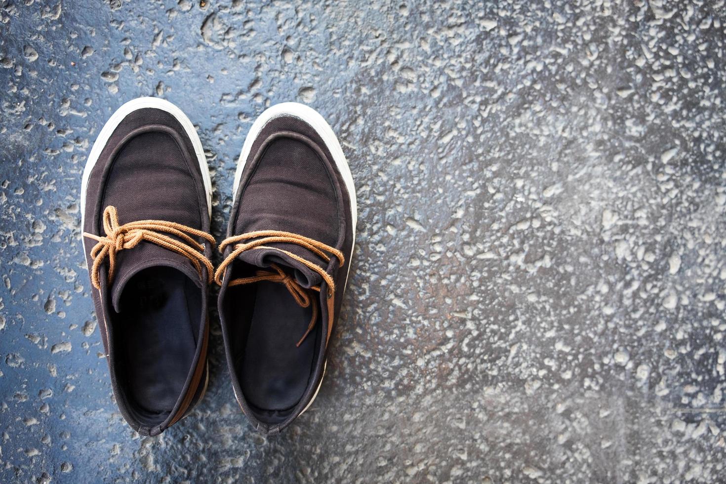 par skor på cementbakgrund foto