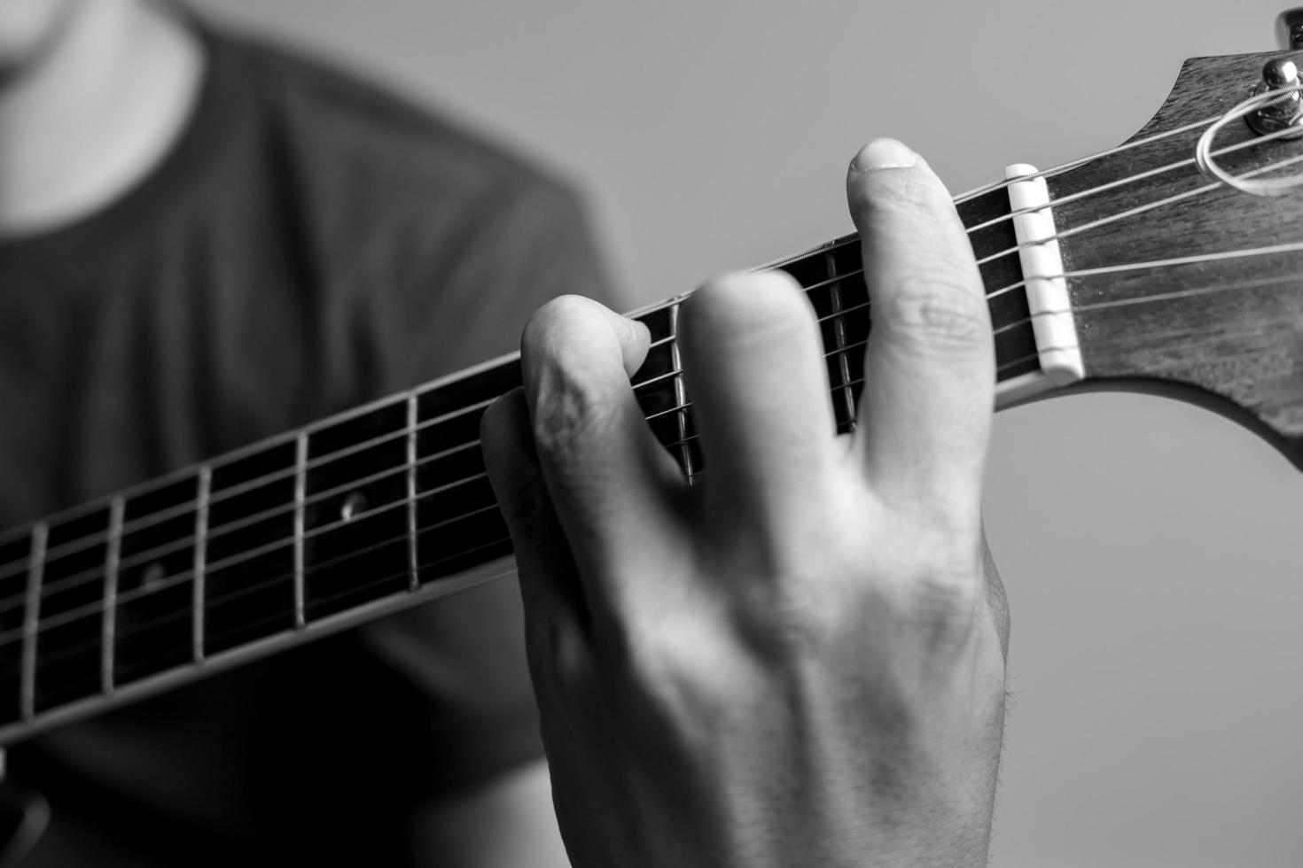 en gitarrist spelar ackord foto