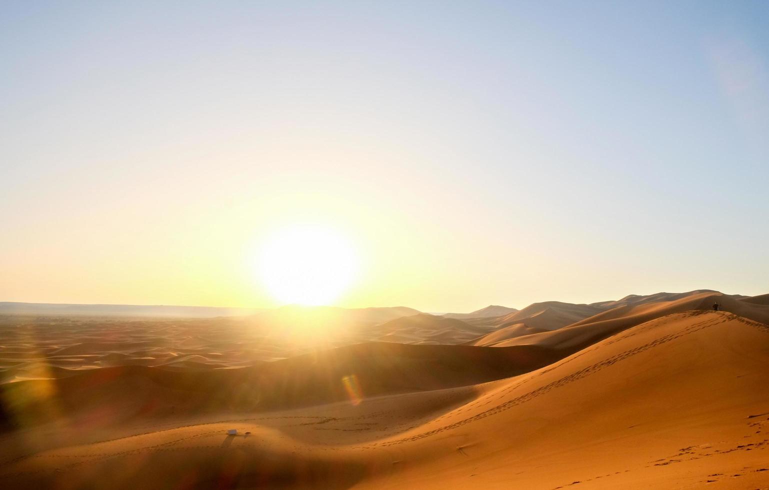 soluppgång över sanddyner på erg chebbi foto