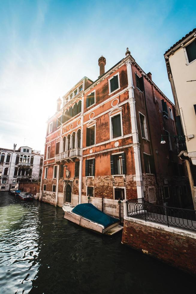 en byggnad på en kanal i Venedig foto