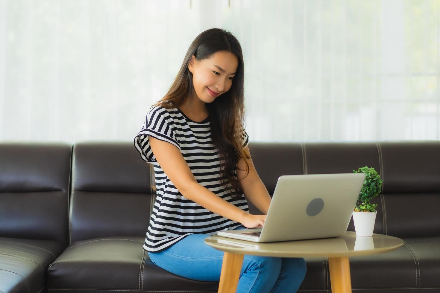 kvinna som arbetar hemifrån på laptop foto