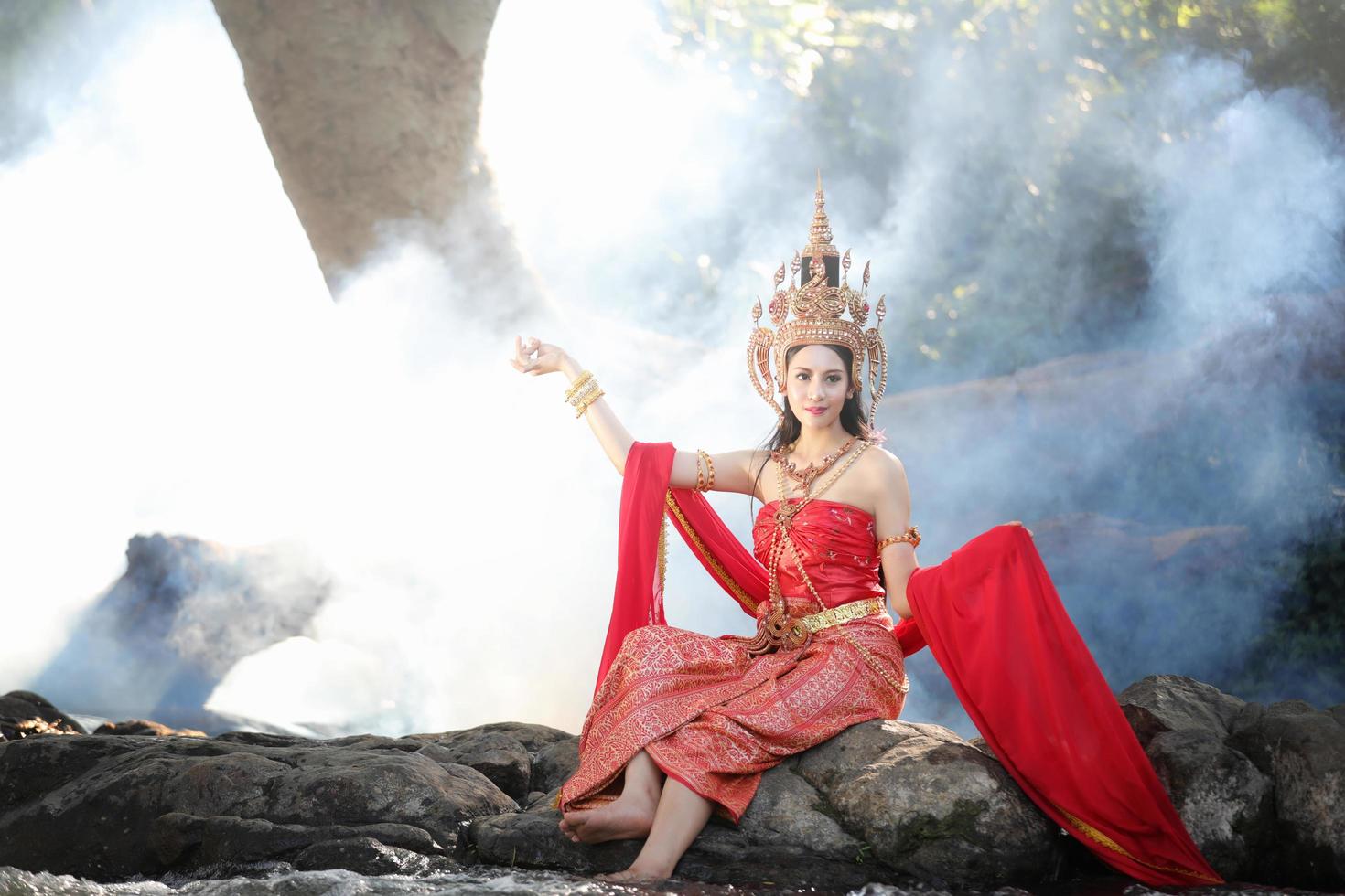 kvinna poserar bär traditionell thai klänning foto