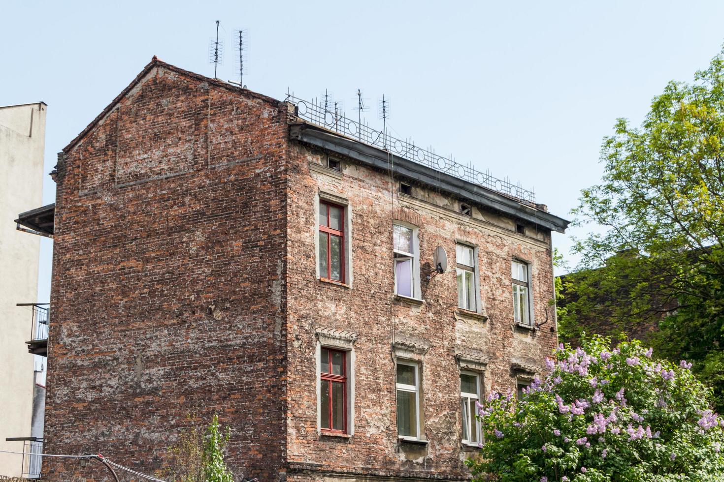 vacker fasad av gamla hus i Krakow, Polen foto