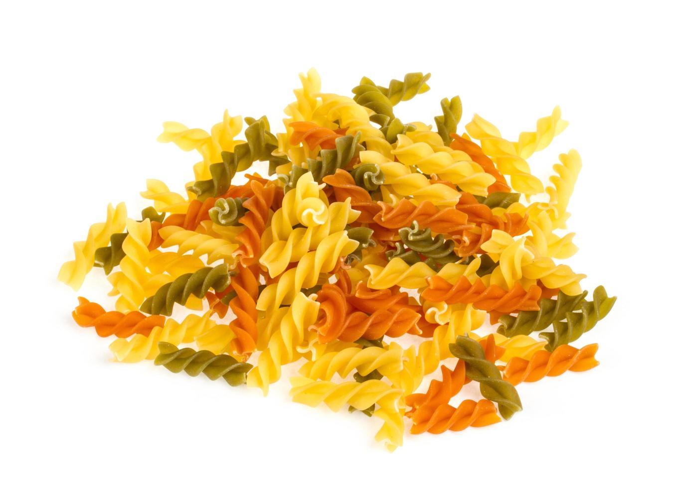 okokt pasta fusilli i olika färger, vit bakgrund foto