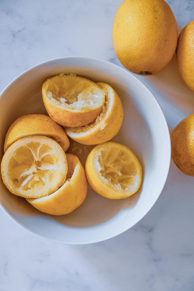 skål med pressade citroner foto