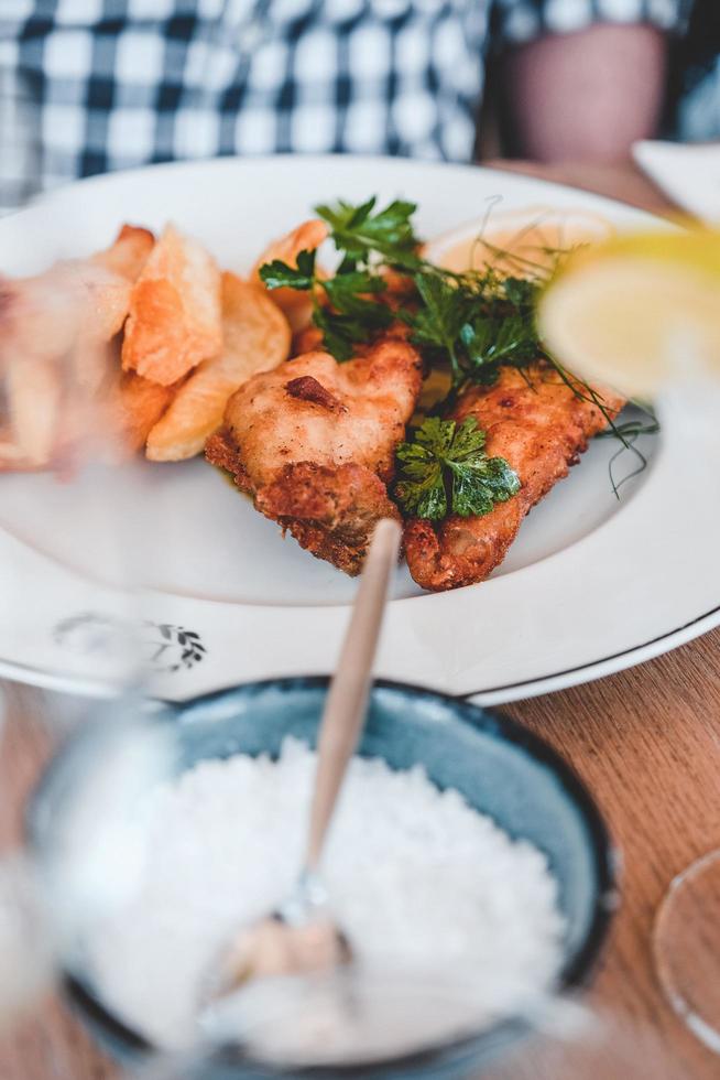 fish and chips med garnering på restaurangen foto