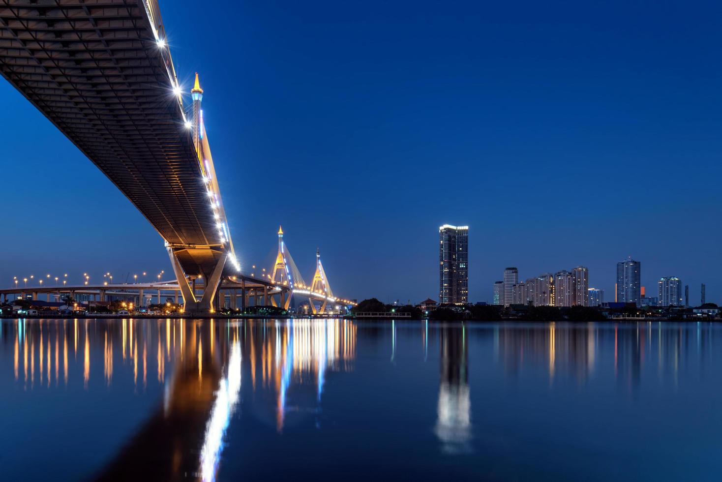 bhumibol bridge i bangkok thailand foto