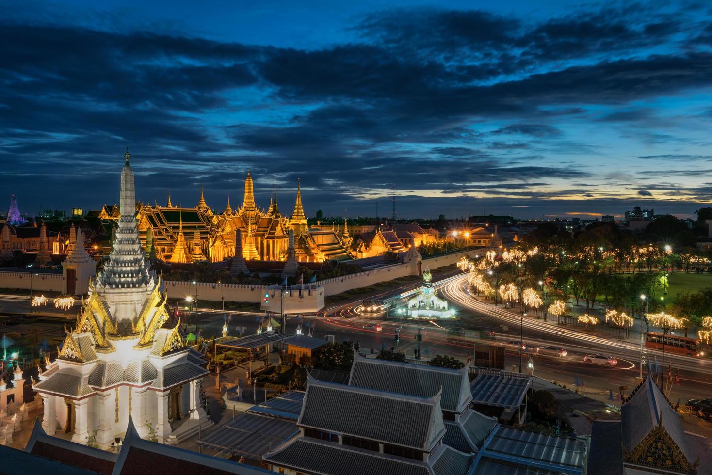 smaragd buddha templet vid skymningen foto