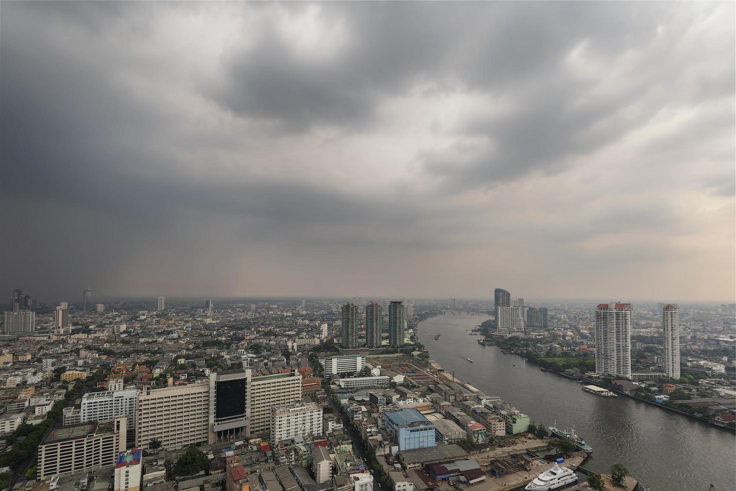 bangkok city scape under molniga himlar foto