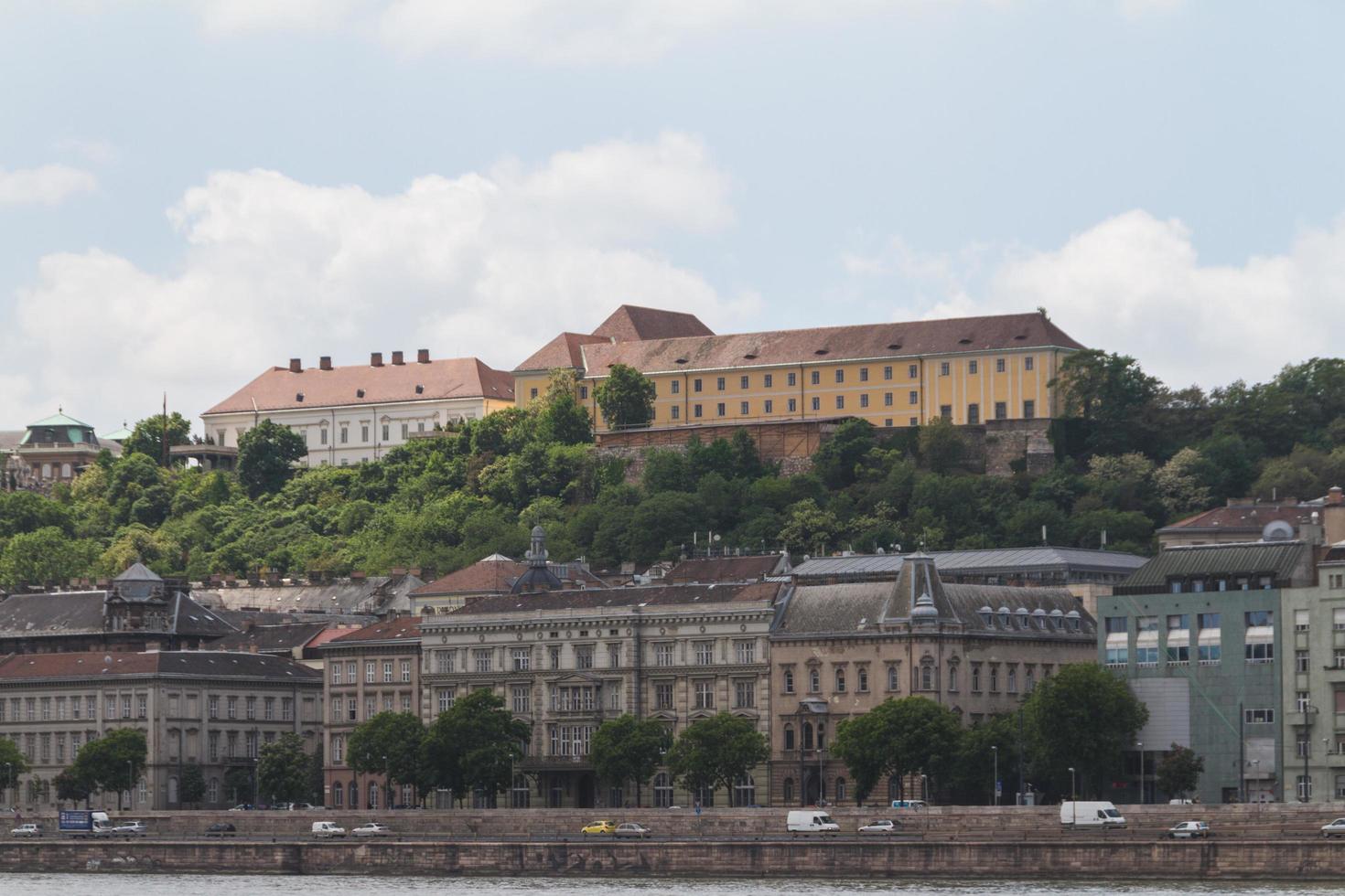 typiska byggnader från 1800-talet i buda slottsdistrikt i budapest foto