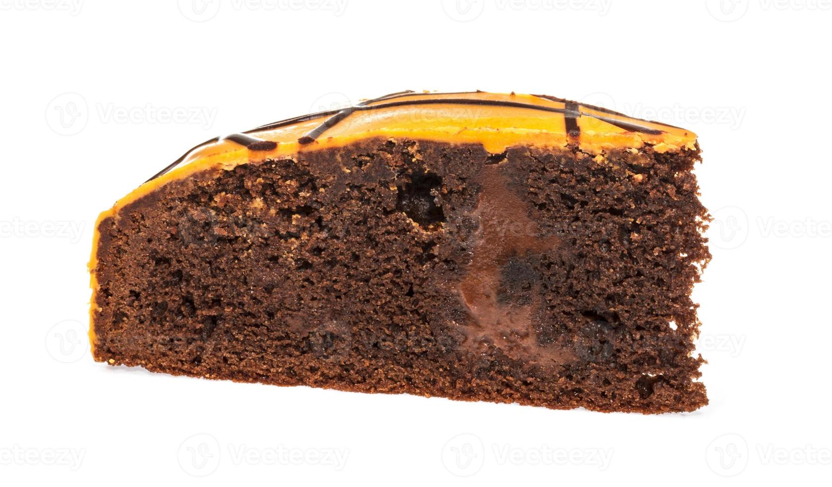 bit av choklad kaka med glasyr på vit isolerat bakgrund foto
