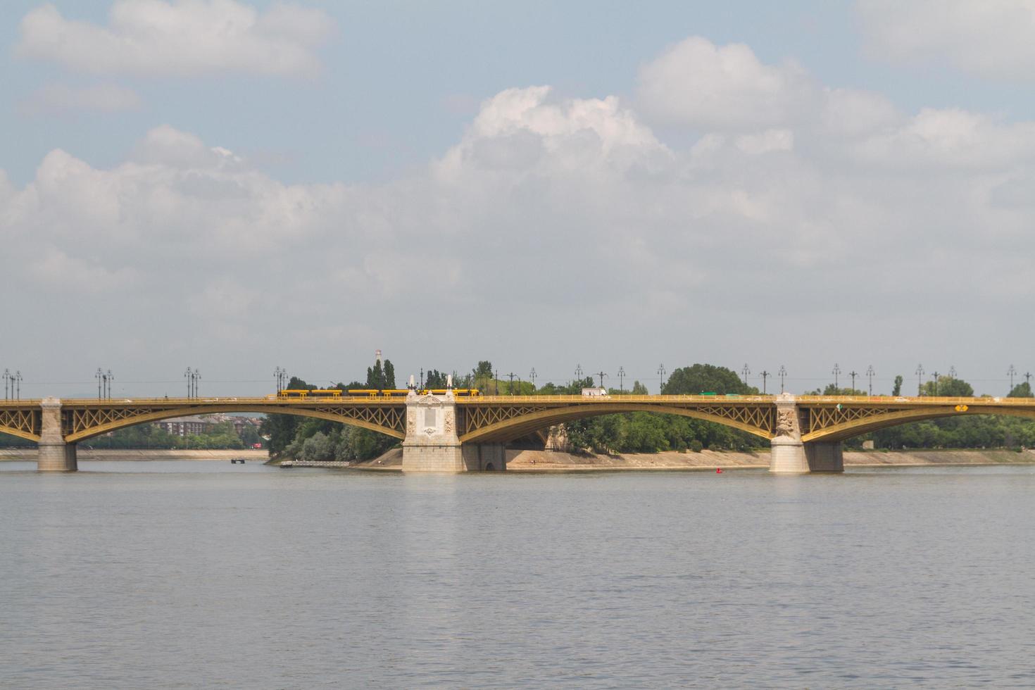 naturskön utsikt över den nyligen förnyade margitbron i budapest. foto