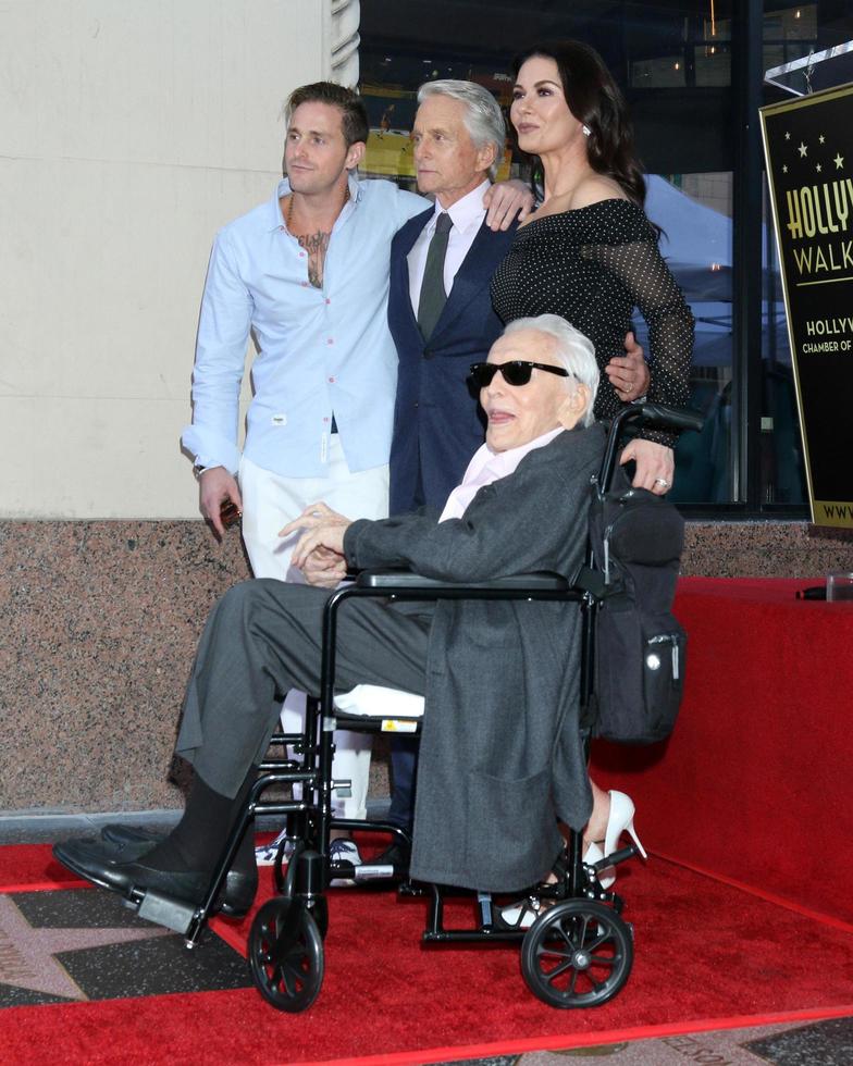 los angeles, nov 6 - cameron douglas, michael douglas, Catherine zeta-jones, kirk douglas på de michael douglas stjärna ceremoni på de hollywood promenad av berömmelse på november 6, 2018 i los angeles, ca foto