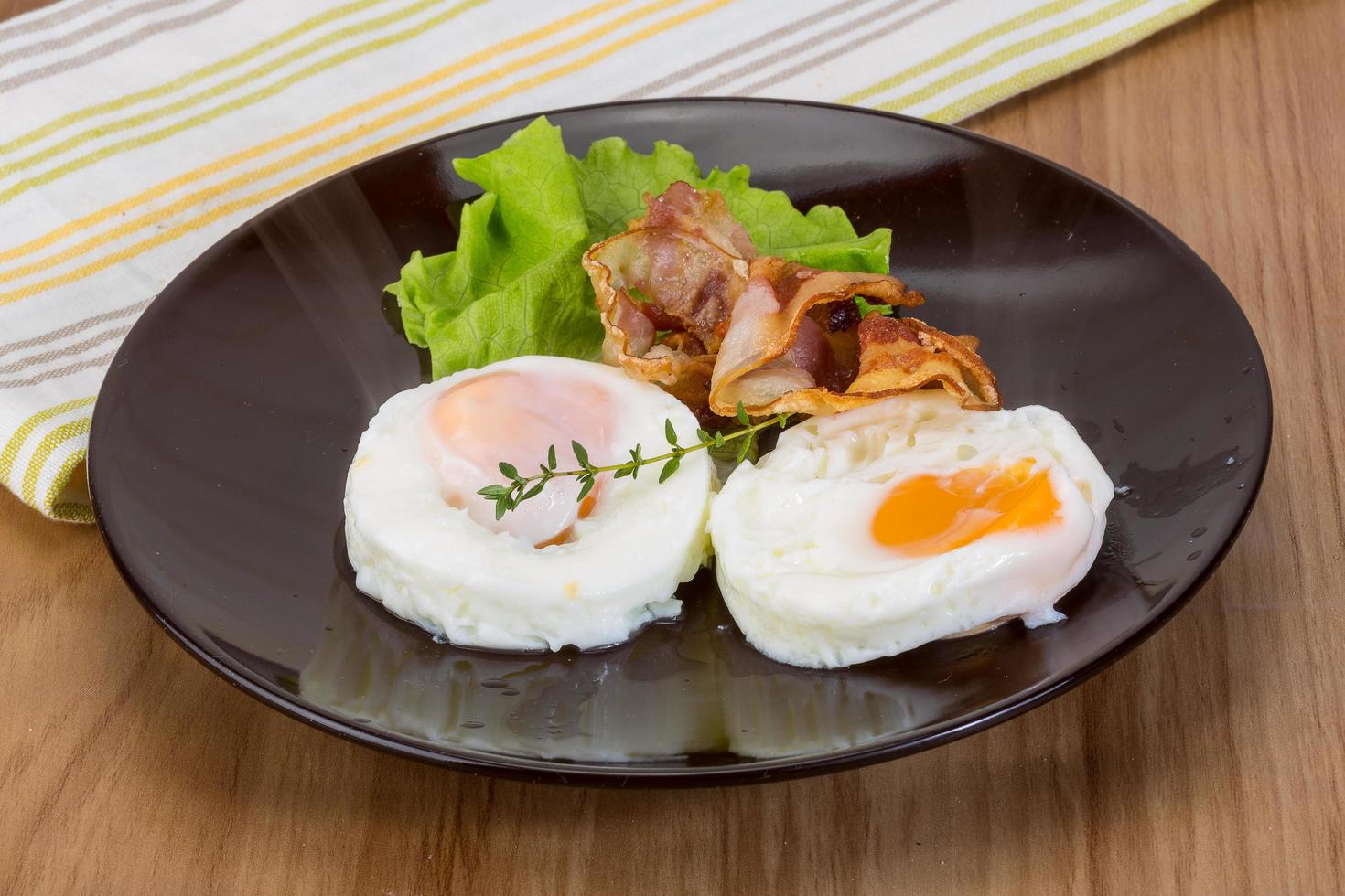 frukost med ägg och bacon foto