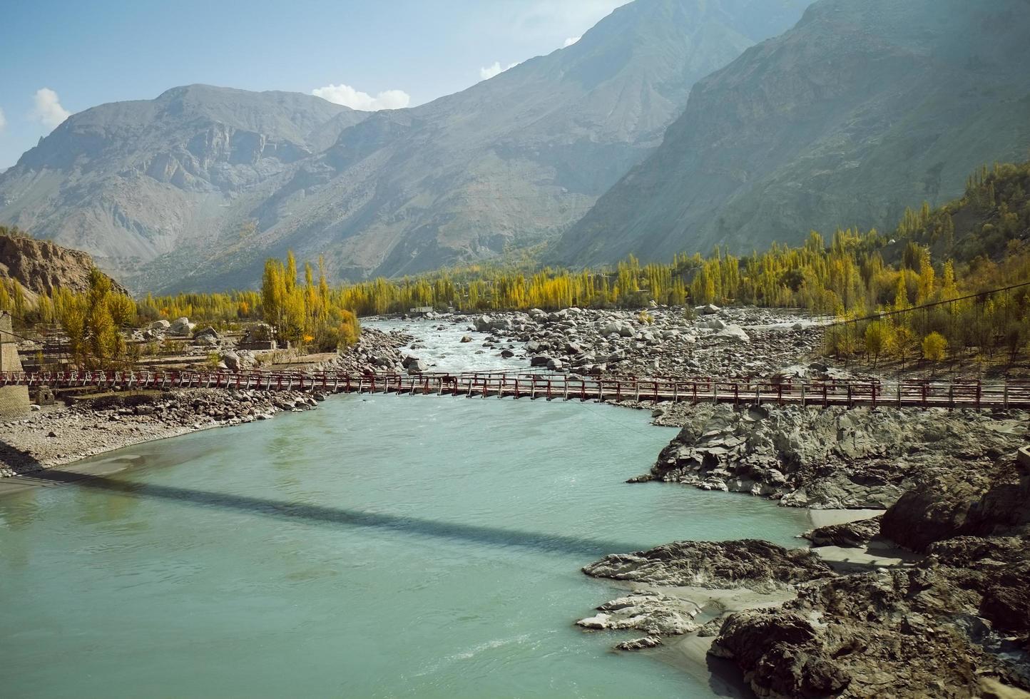 indusflod som rinner genom bergsområdet i Pakistan foto