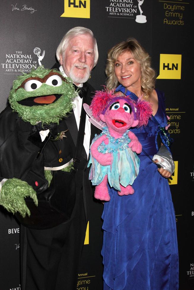 los angeles, jun 23 - carroll spinney, vänster, och leslie carrara rudolph utgör med dockor Oscar de surpuppa, vänster, och abby ankommer på de 2012 dagtid emmy utmärkelser på beverly hilton hotell på juni 23, 2012 i beverly kullar, ca foto