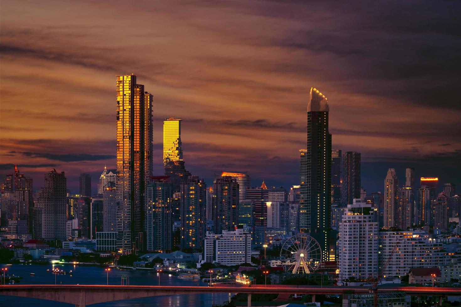 bangkok horisont vid solnedgången foto