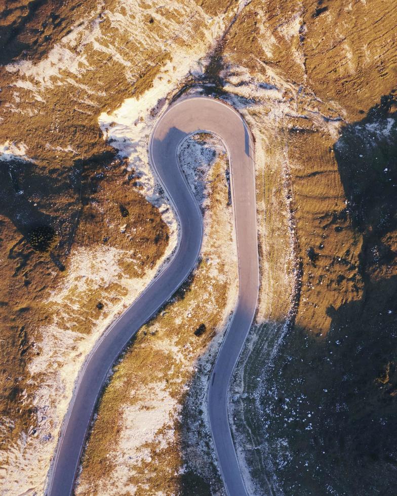 Flygfoto över kurviga vägar foto