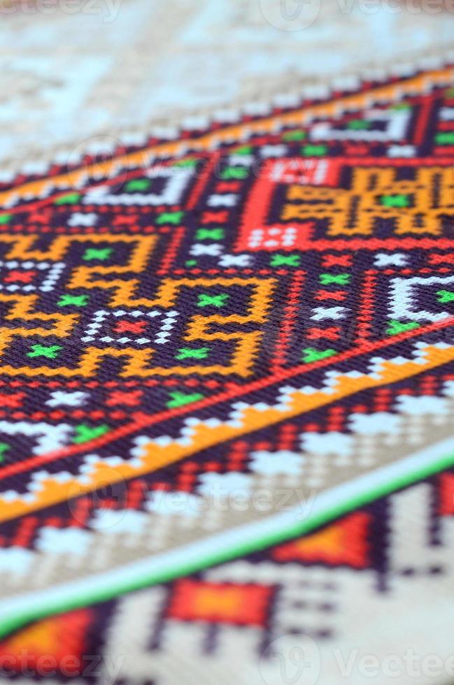 traditionell ukrainska folk konst stickat broderi mönster på textil- tyg foto