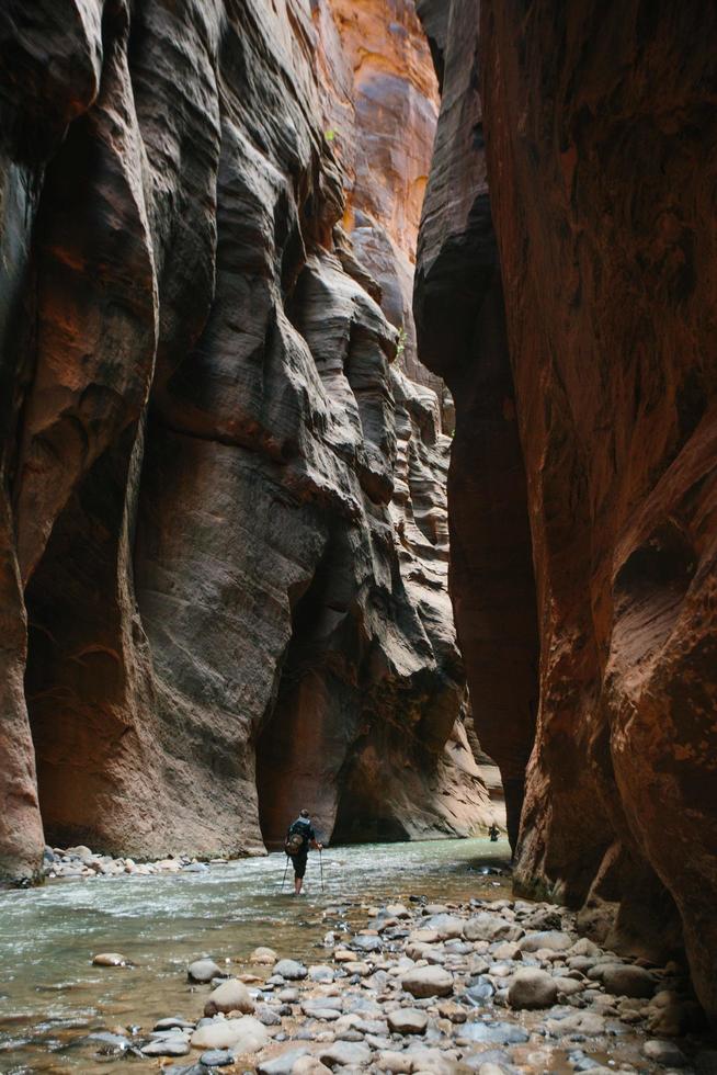 man går genom canyon foto