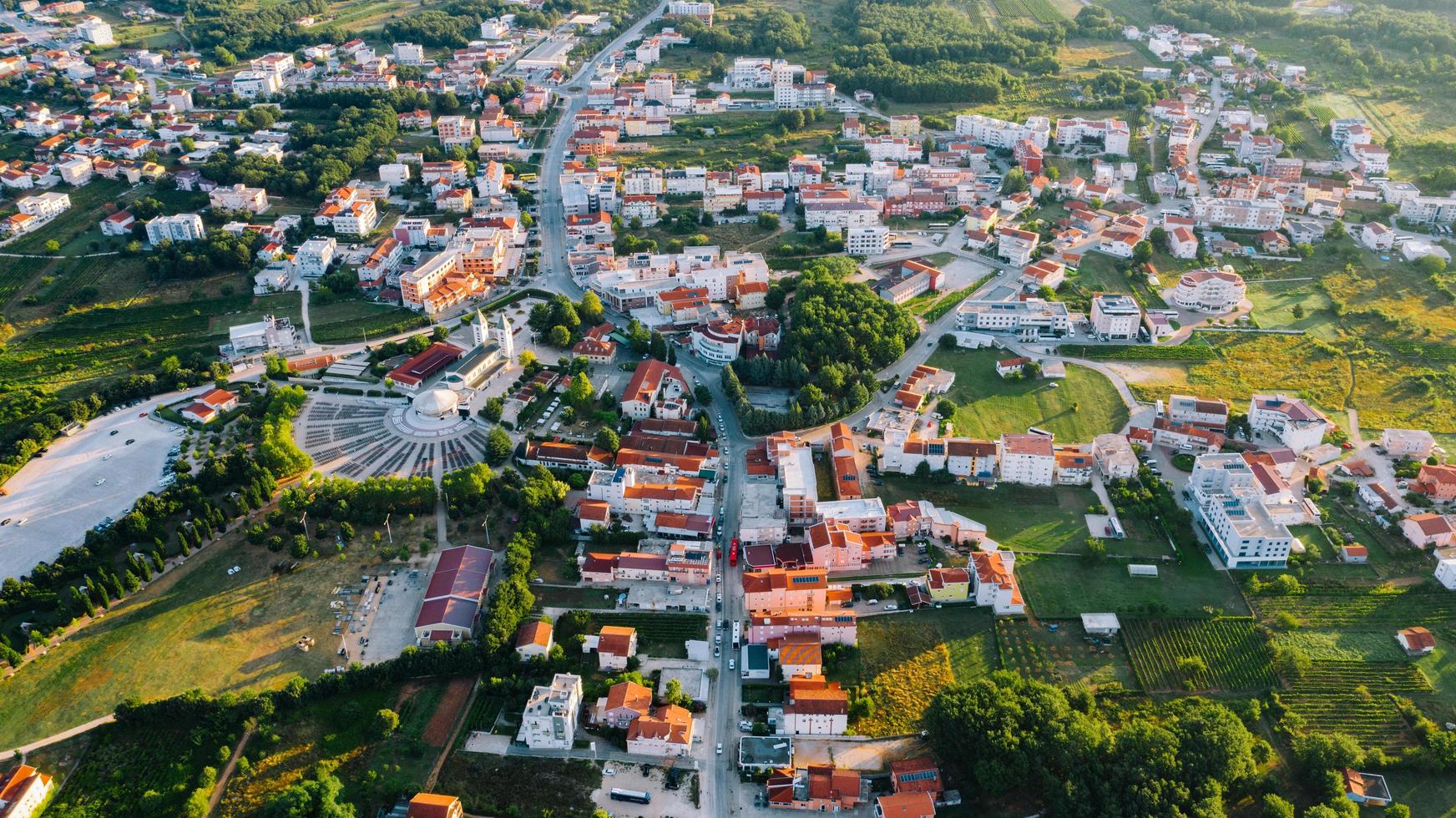 Flygfoto över stadsbyggnader foto