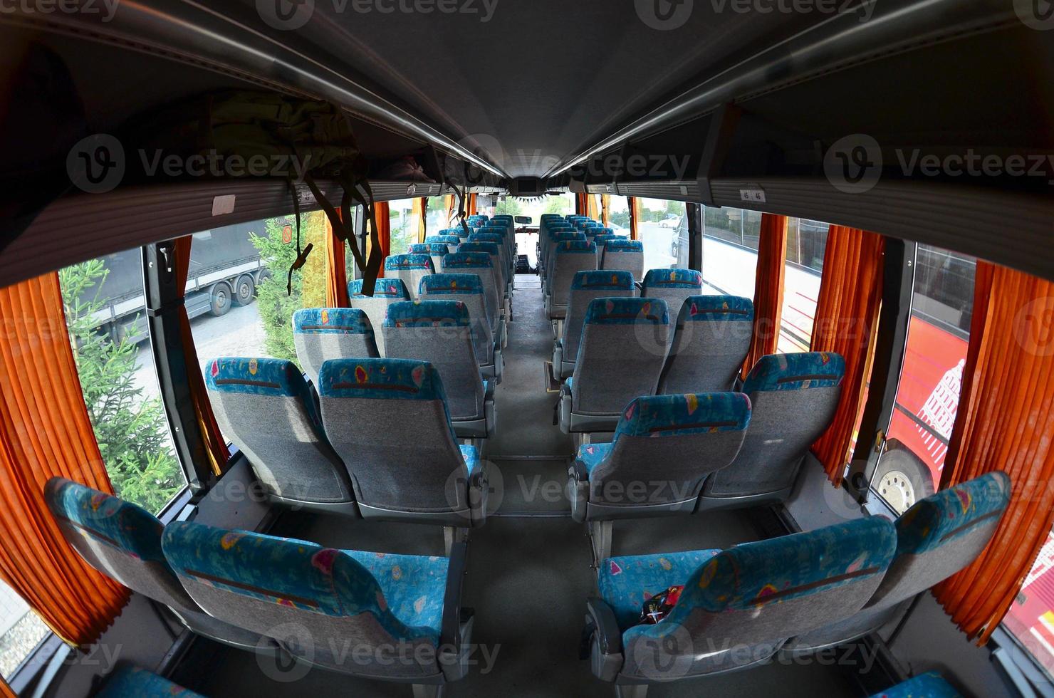 interiör av de turist buss för utflykter och lång resor. en massa av fri säten och platser för små bagage foto