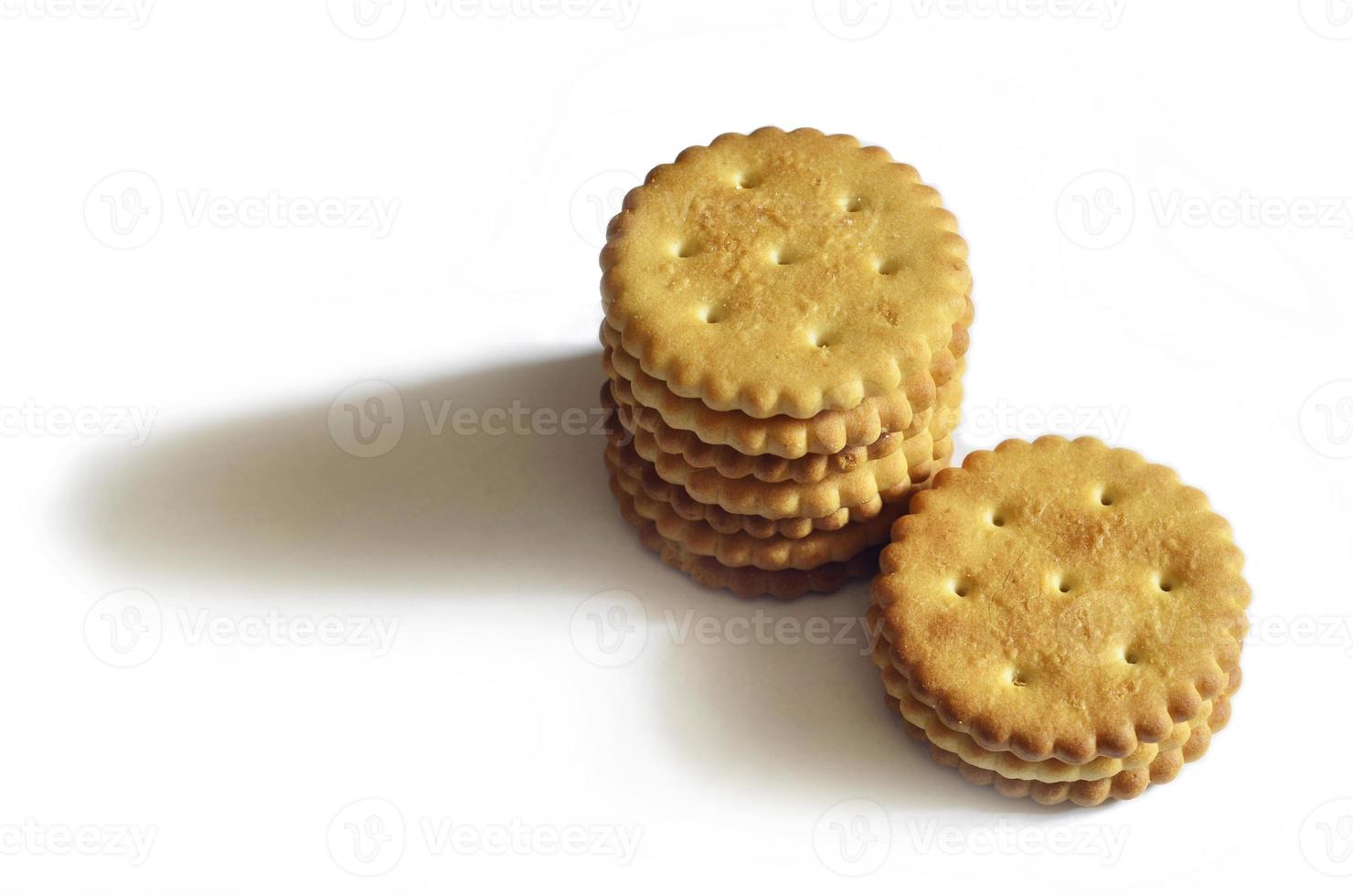 klassisk runda saltade crackers isolerat på vit foto