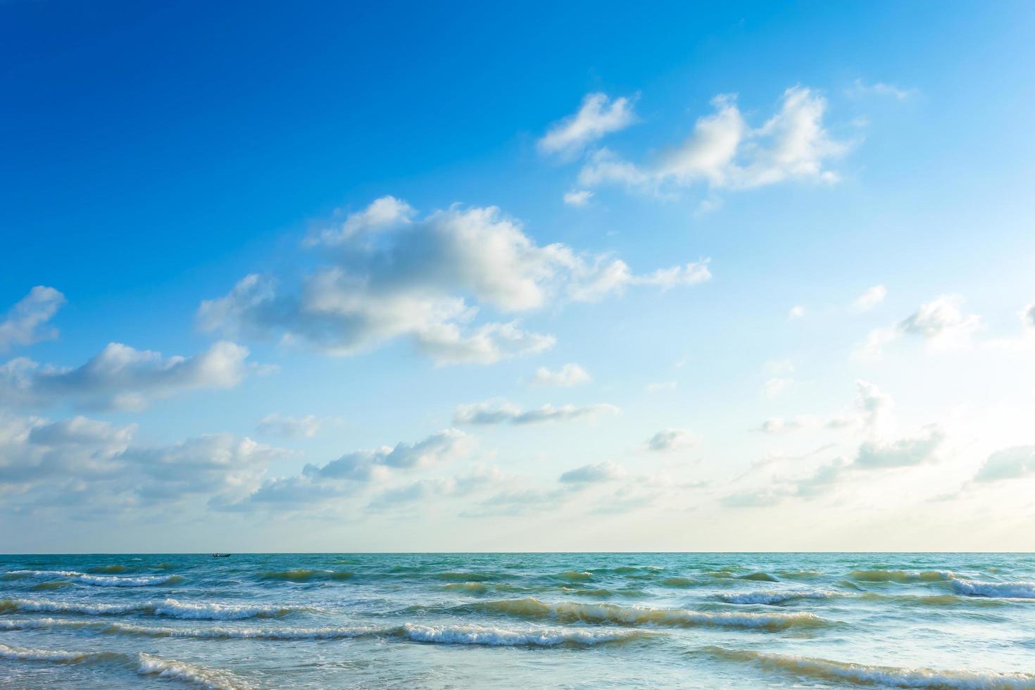 vacker tidig morgonsoluppgång över havet foto