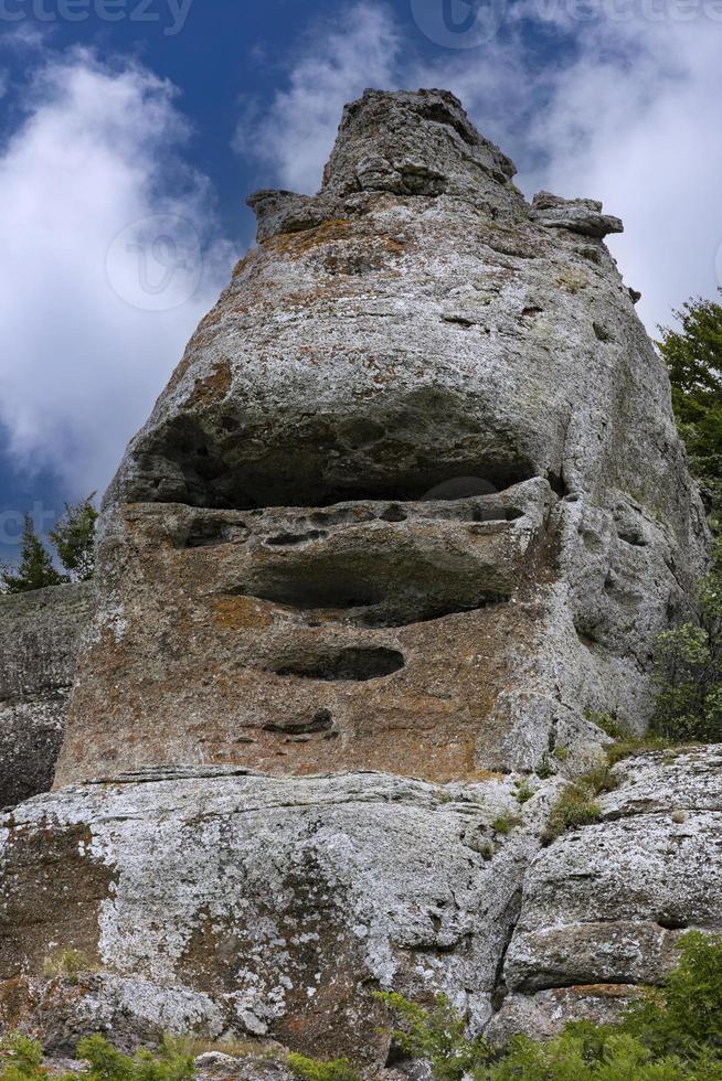 berg landskap, sten pelare i de form av spöken i en berg dal, en kanjon mot de himmel. foto