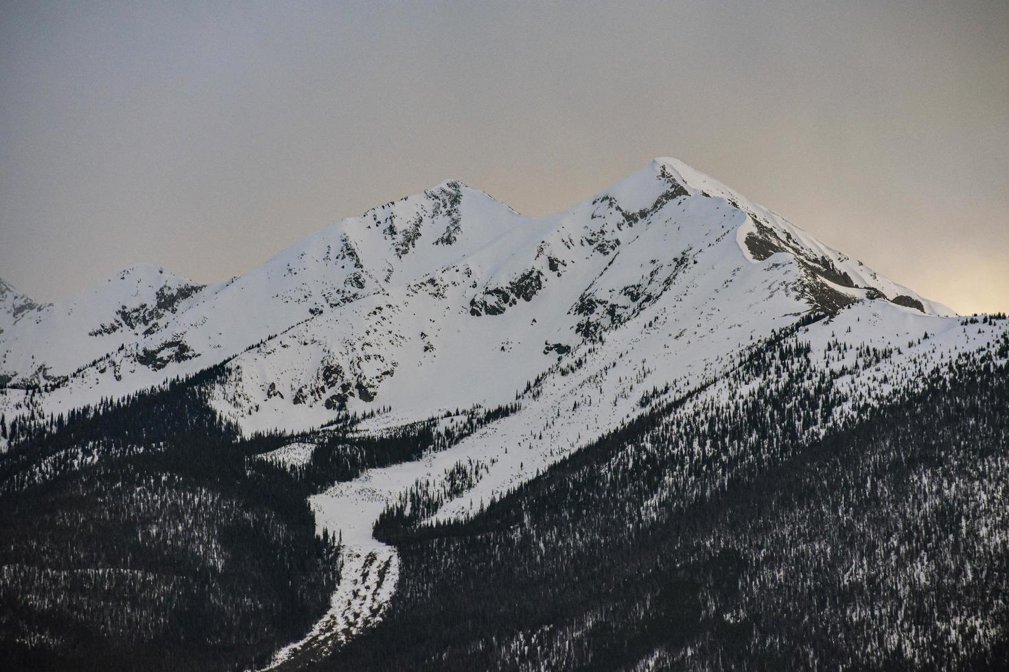 snötäckt berg foto