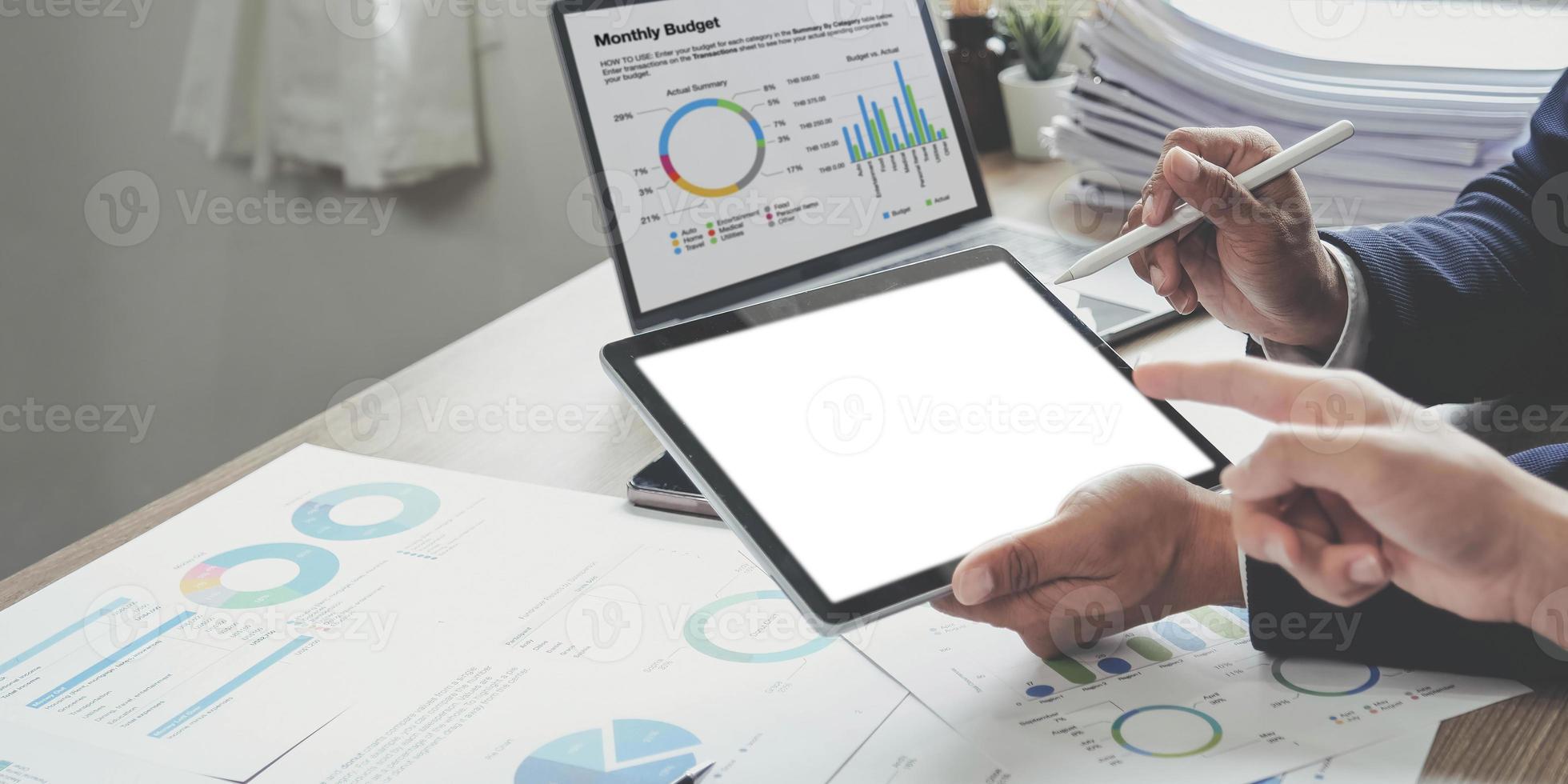 asiatisk affärsrådgivare möte för att analysera och diskutera situationen på den finansiella rapporten i mötesrummet. investeringskonsult, finansiell rådgivare och redovisningskoncept foto