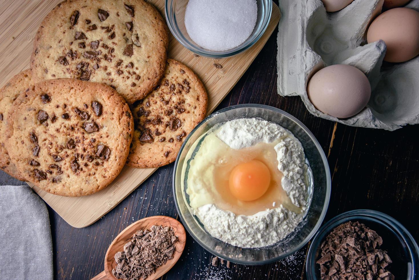 chokladchipkakor med ingredienser foto