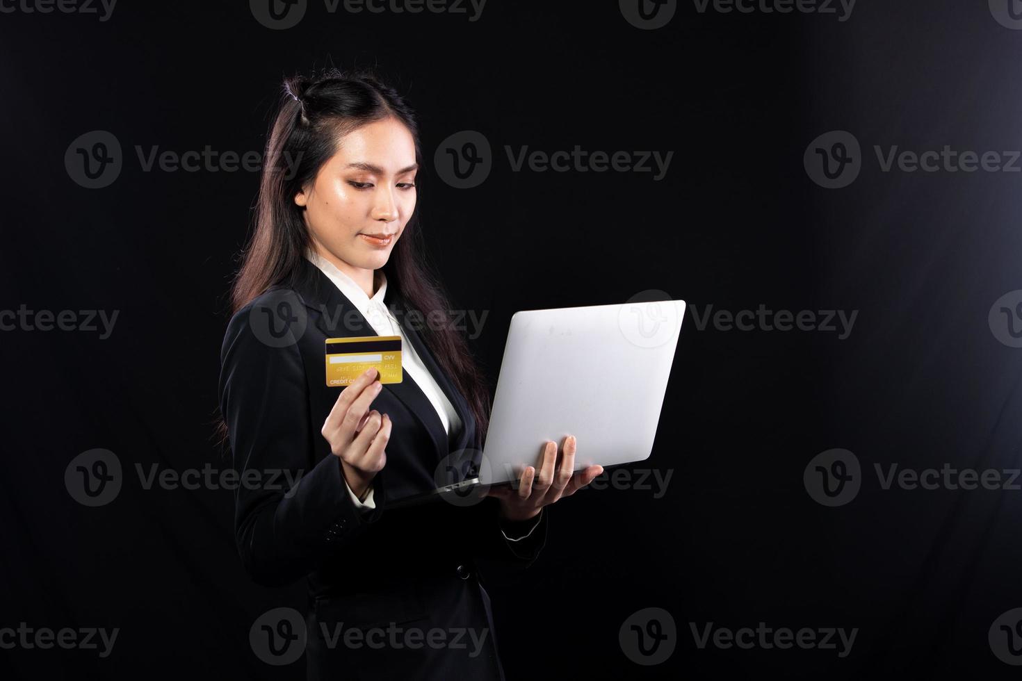 företag kvinna håll guld kreditera kort och handla uppkopplad med internet finansiell bank betalning när köp av. teknologi hjälp person handla på Hem i e-handel Lagra på mobil telefon eller bärbar dator foto