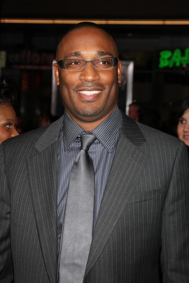 los angeles, nov 22 - george tillman jr. ankommer på de snabbare la premiär på grauman s kinesisk teater på november 22, 2010 i los angeles, ca foto