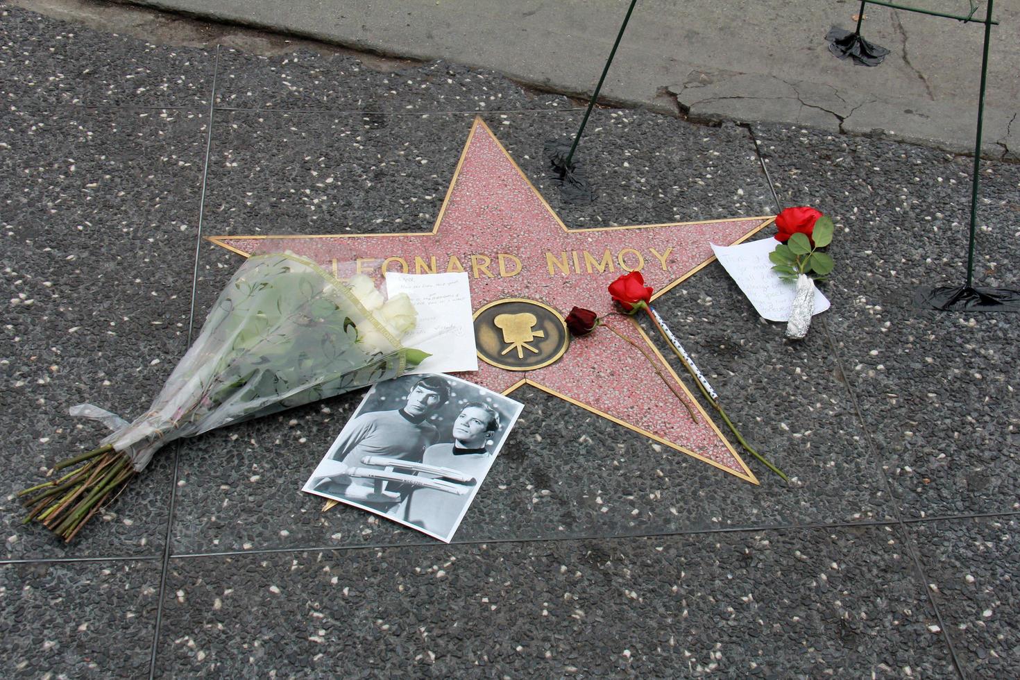 los angeles, 27 feb - minneskrans vid stjärnan av leonard nimoy på hollywood walk of fame på hollywood blvd den 27 februari 2015 i los angeles, ca. foto