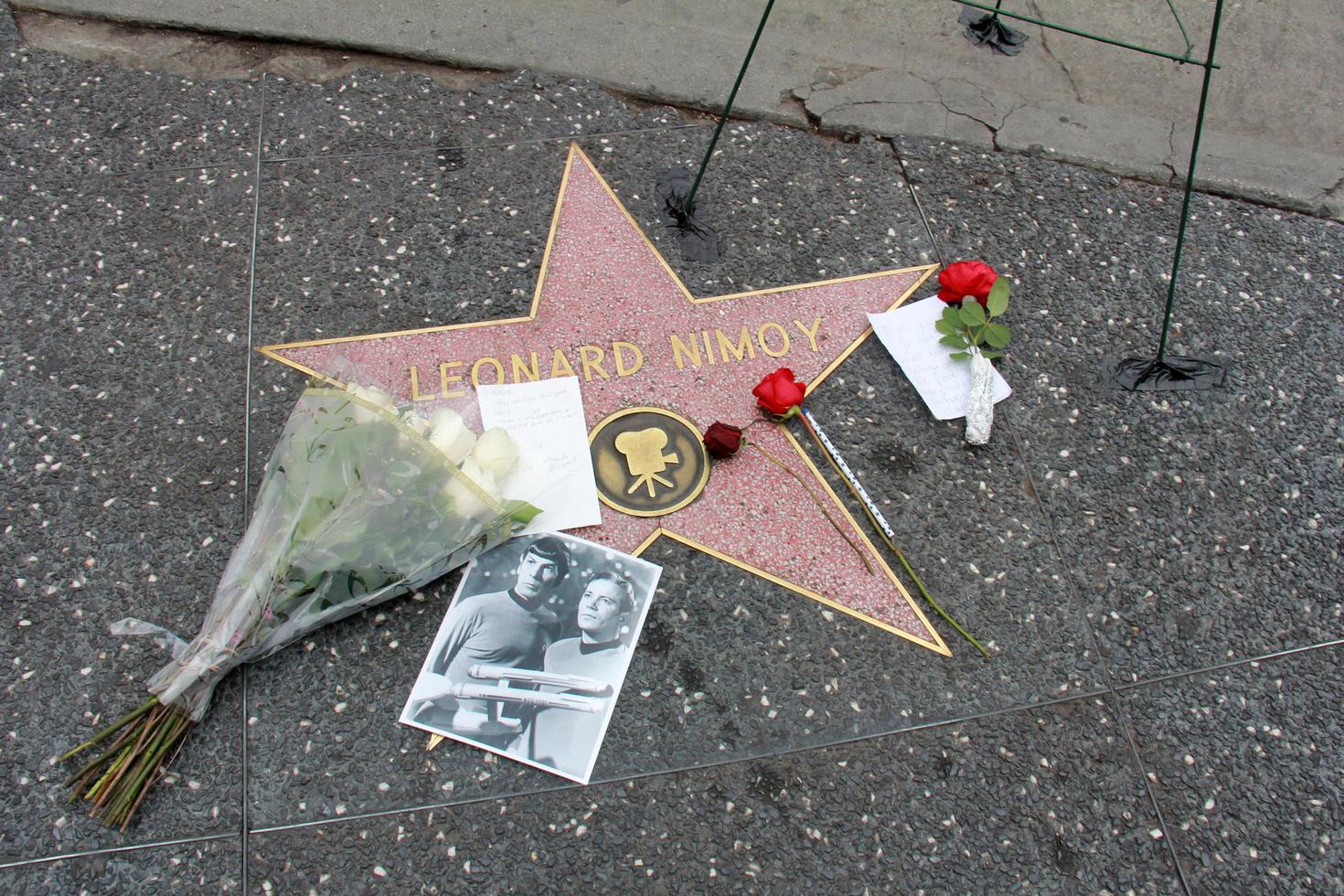 los angeles, 27 feb - minneskrans vid stjärnan av leonard nimoy på hollywood walk of fame på hollywood blvd den 27 februari 2015 i los angeles, ca. foto