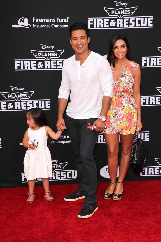 los angeles, juli 16 - Mario lopez, courtney mazza på de plan - brand och rädda värld premiär på de el capitan teater på juli 16, 2014 i los angeles, ca foto