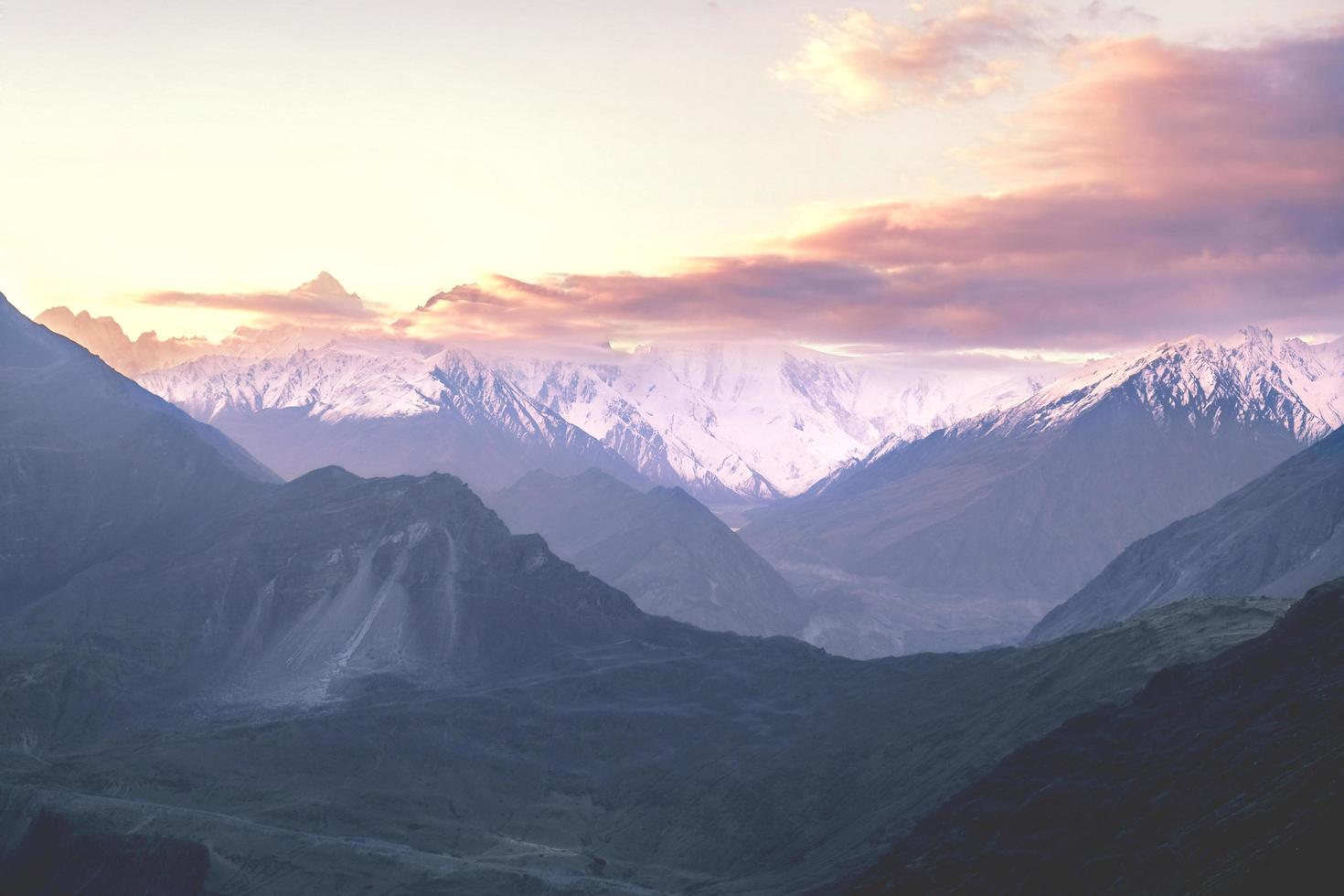 soluppgång över snöklädda karakoram bergskedja foto