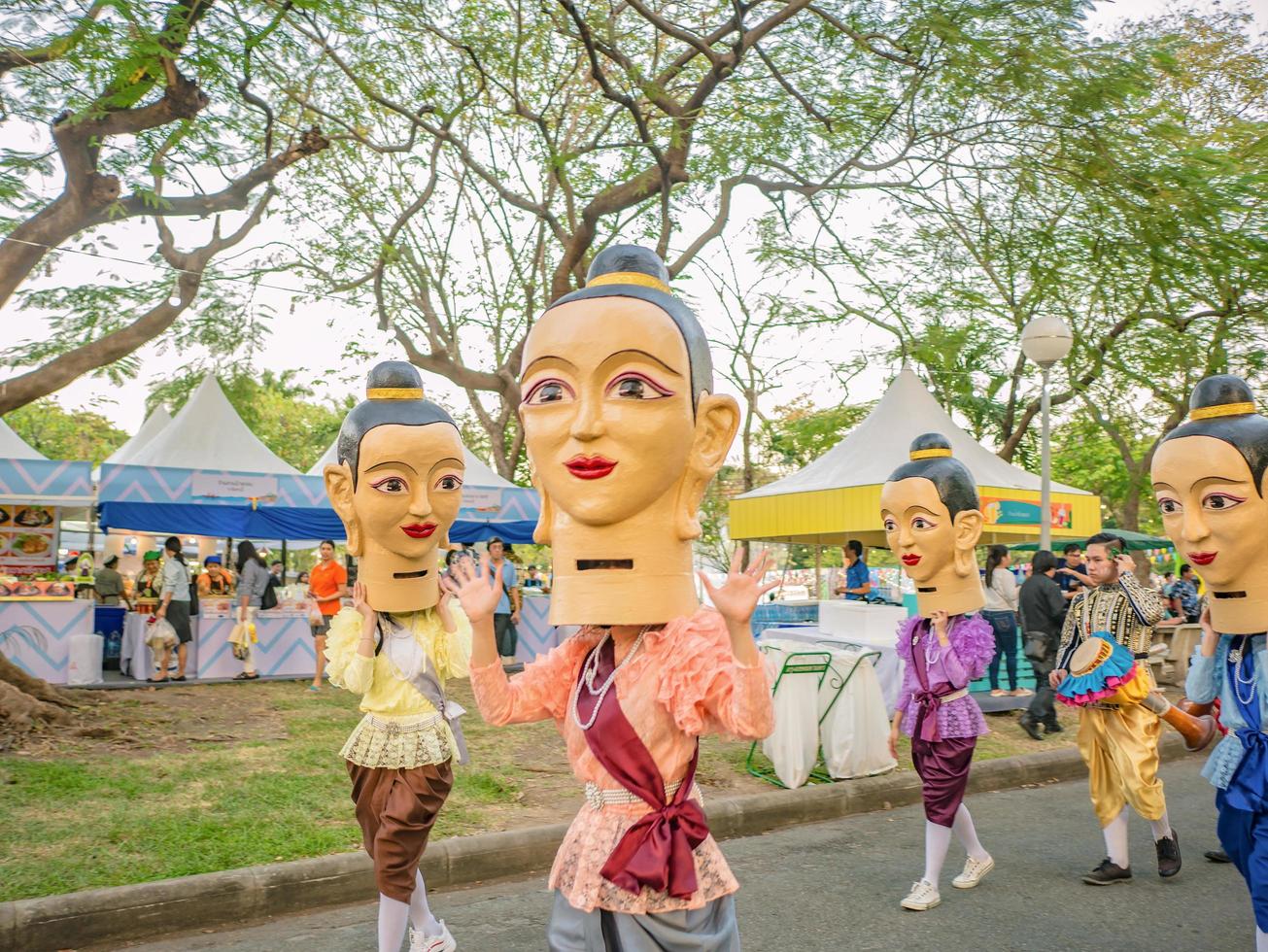 Bangkok, Thailand -24 januari 2019. thai människor parad gående i thailand turism festival rättvis på lumphini park.lumphina parkera de central parkera av bangkok stad thailand foto