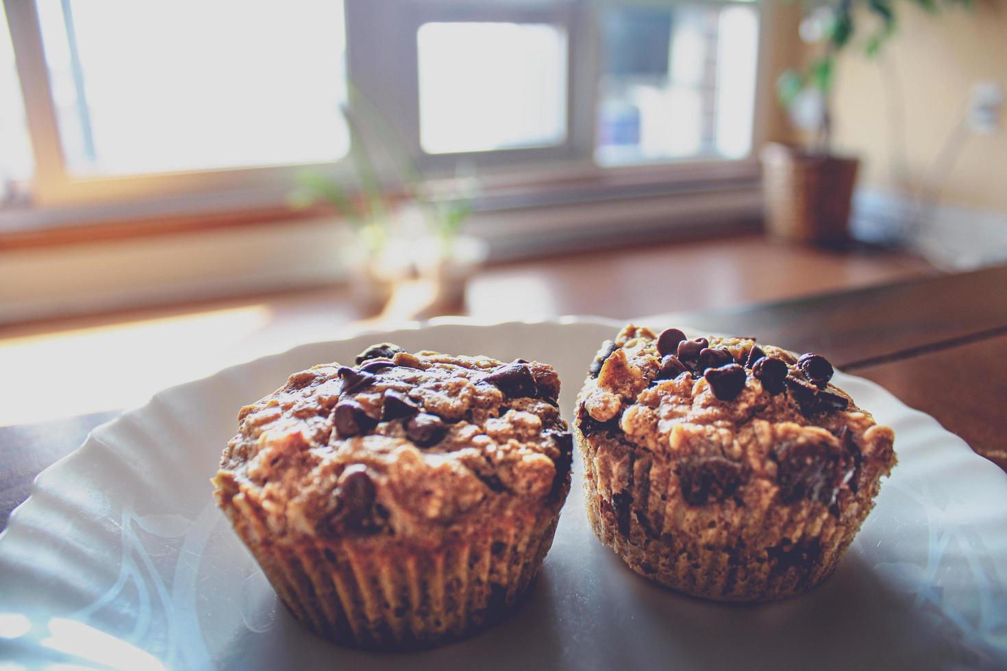 närbild av choklad chip muffins på plattan foto